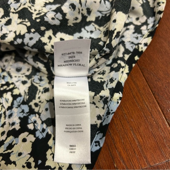 $198 Rails Indi Top Midnight Meadow Floral blue floral size Small Vneck - Picture 14 of 14